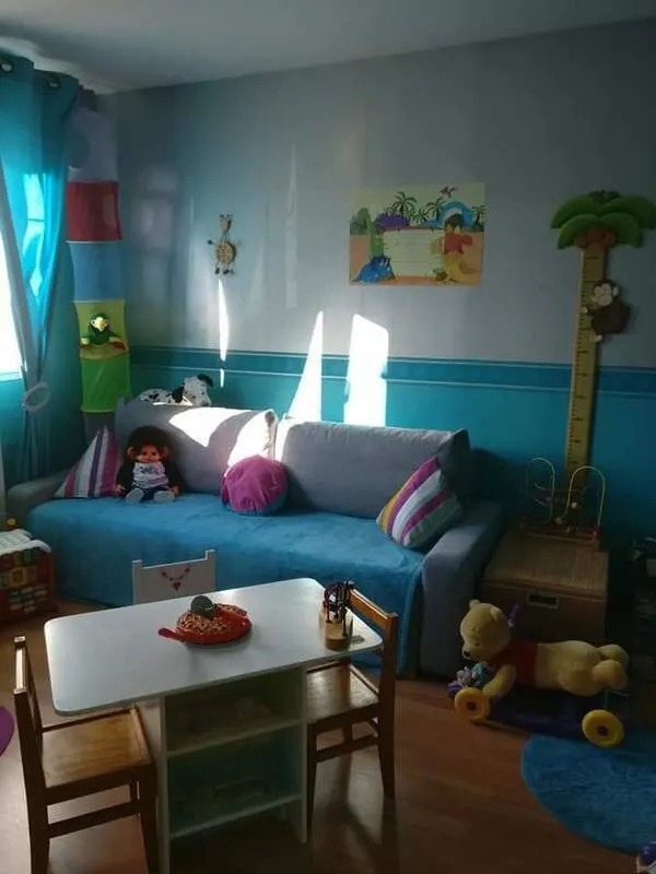 Première chambre avec canapé