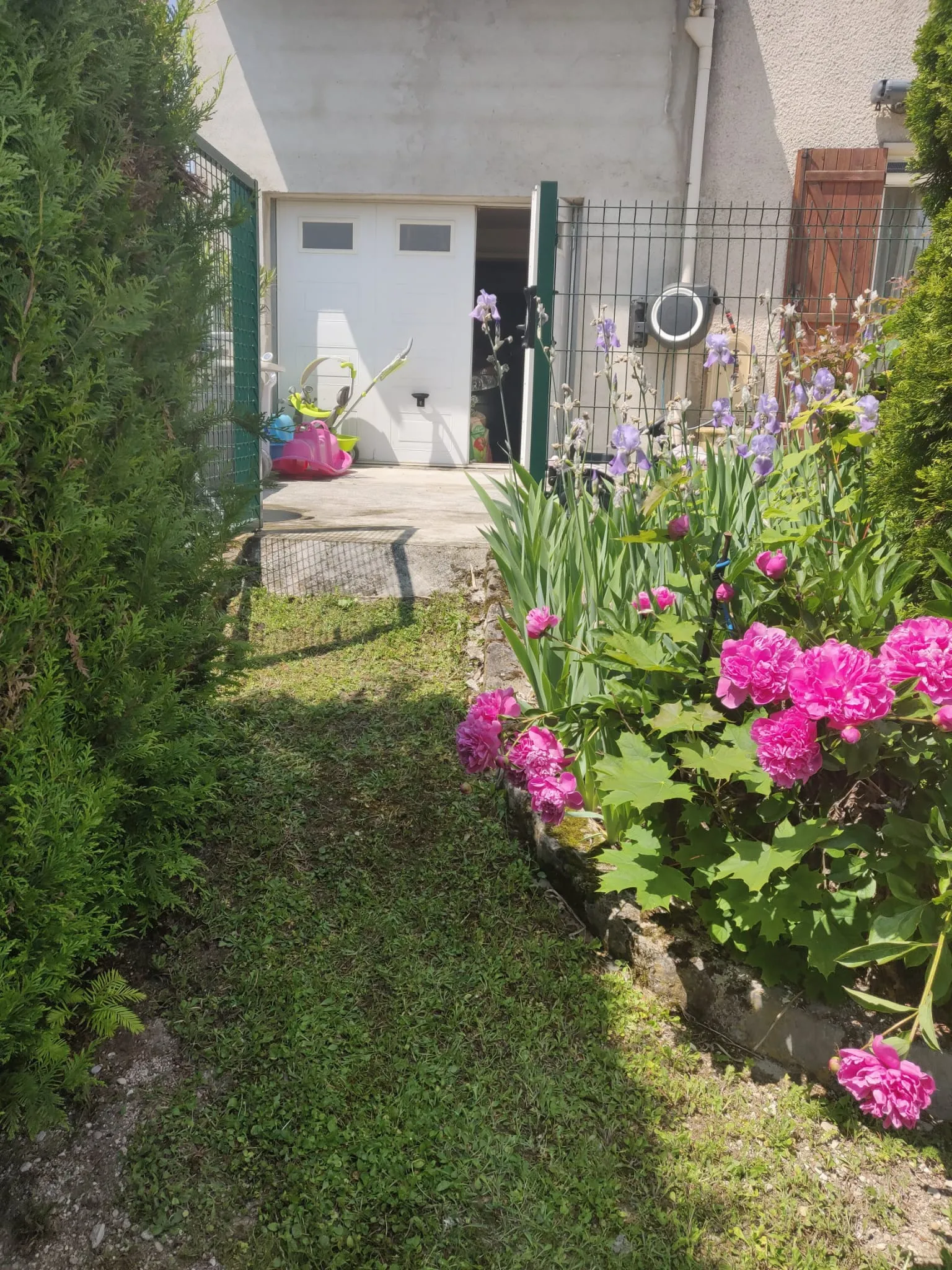 Jardin et terrasse extérieur avec fleurs